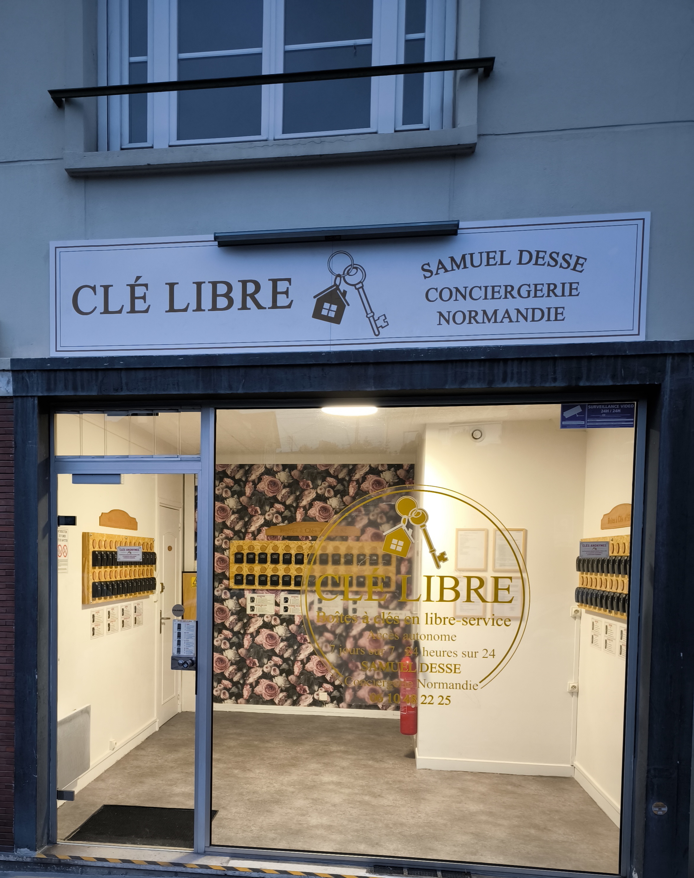 Devanture du local Clé Libre à Caen, enseigne allumée rue d'Auge