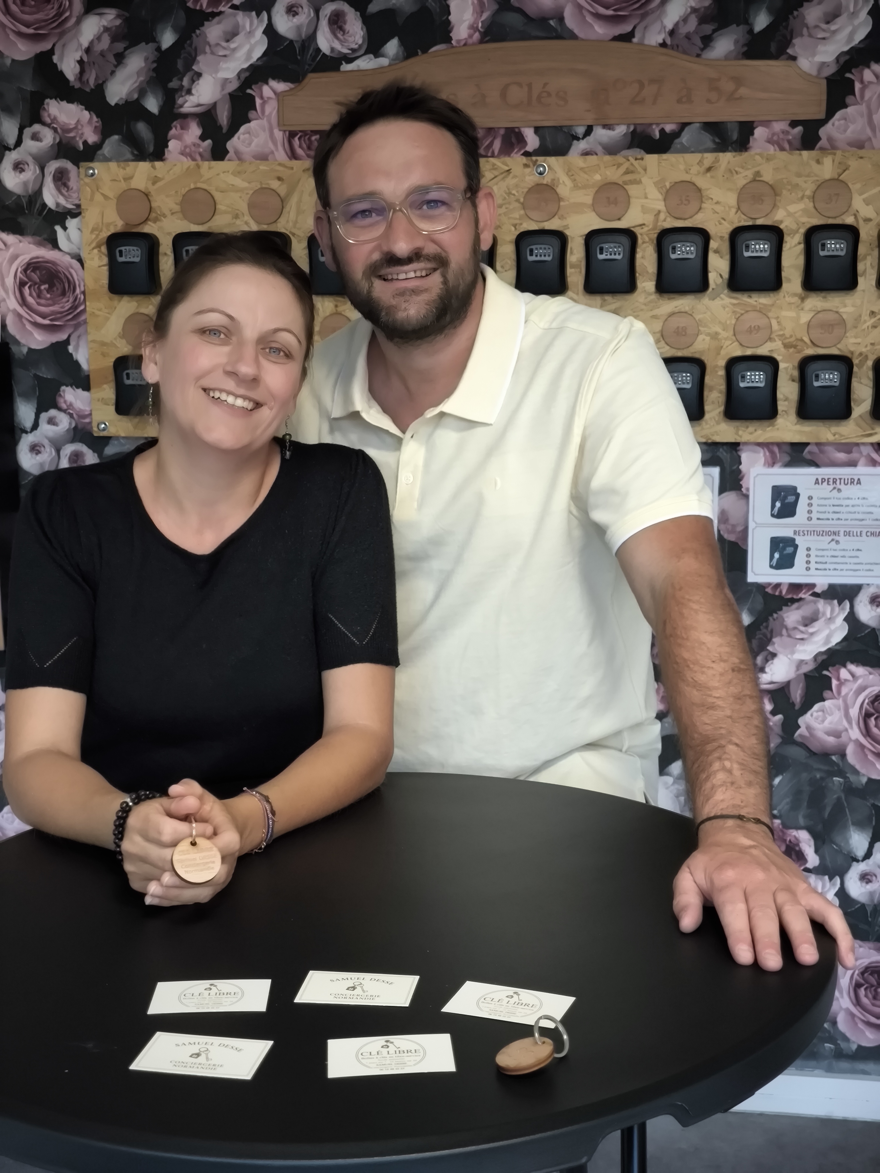 Samuel Desse et Mélissa devant une table mange-debout au local Clé Libre