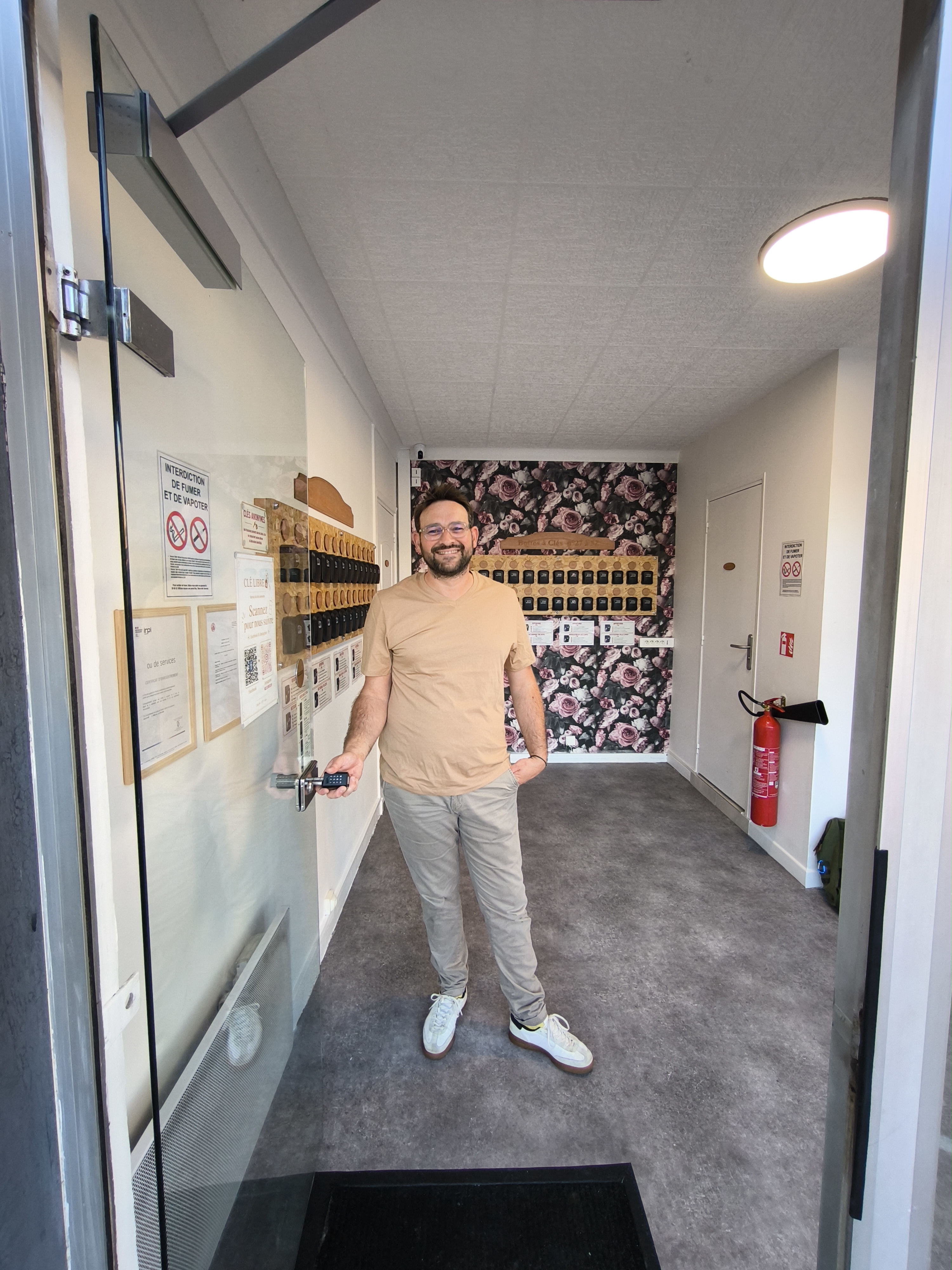 Samuel Desse — devant le local Clé Libre